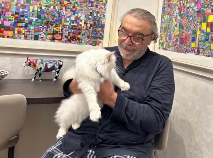 Nino Frassica con il suo gatto Hiro - news.lineadiretta24.it